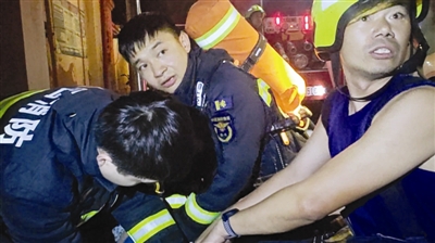 掌盘策略 15分钟，两名消防员接力生死营救